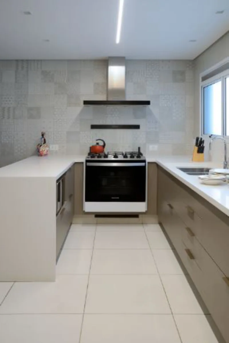 A cozinha também merece atenção quando o assunto é o projeto luminotécnico do ambiente.