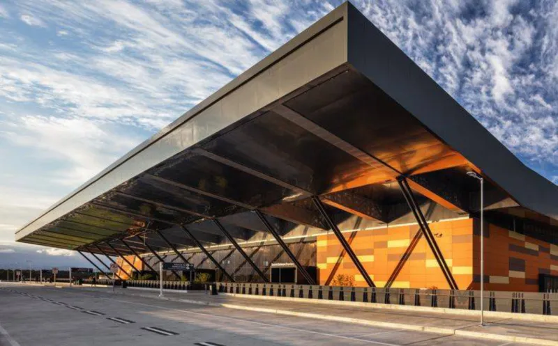 Aeroporto de Florianópolis / Terminal Internacional de Passageiros - Biselli Katchborian Arquitetos - Florianópolis/SC. Foto: Nelson Kon