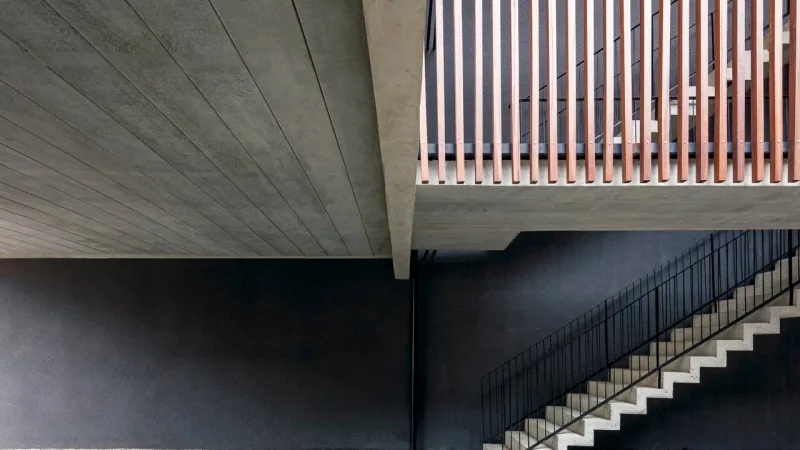 Materiais brutos, sem acabamento, são destaques do edifício. Foto: Leonardo Finotti