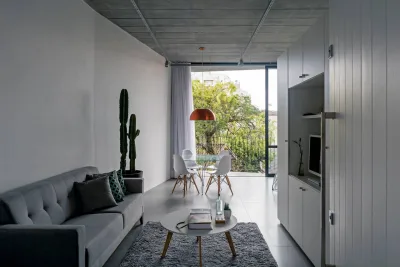 Parte da renovação urbana de Curitiba, prédio destaca materiais brutos e arquitetura leve