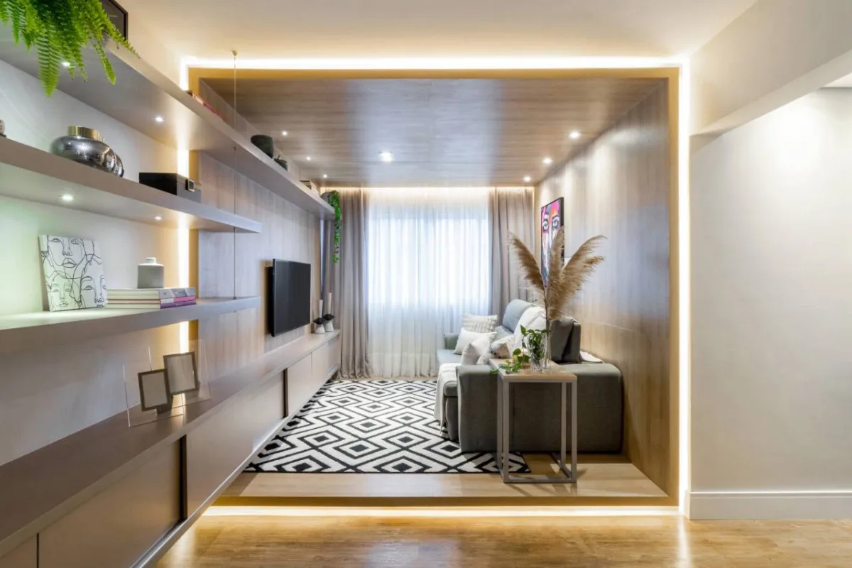 Sala foi revestida com painéis em madeira e piso vinílico que colocaram o cômodo dentro de uma “caixa”.