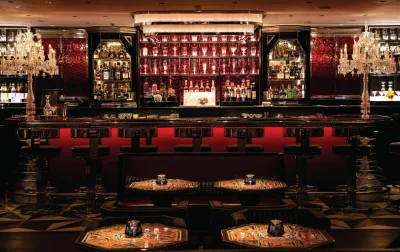 Símbolo do luxo francês, Baccarat abre bar teatral dentro da Harrods, em Londres