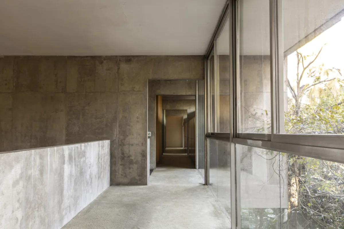 Residência que sedia exposição permite mergulho na arquitetura brutalista de Vilanova Artigas.