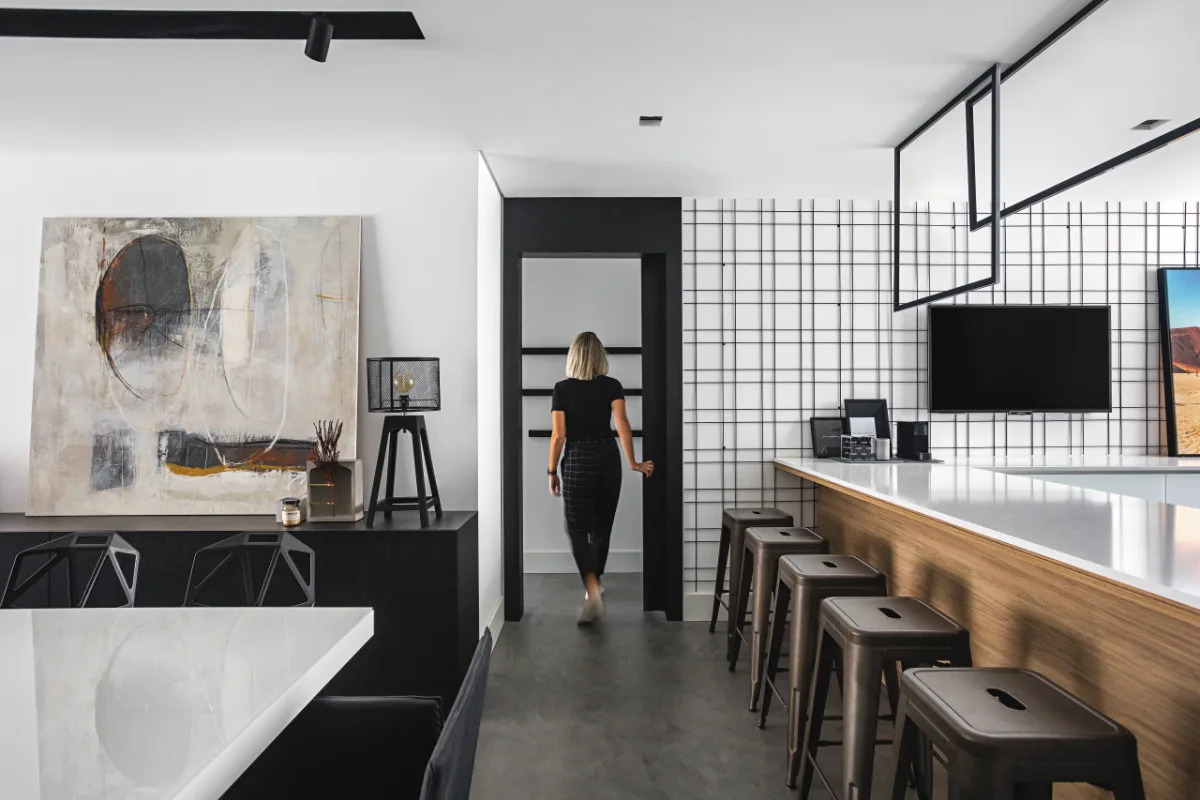 O brutalismo de materiais
como o cimento e a serralheria contrasta com a delicadeza da marcenaria e de obras
de arte e design. Foto: Eduardo Macarios