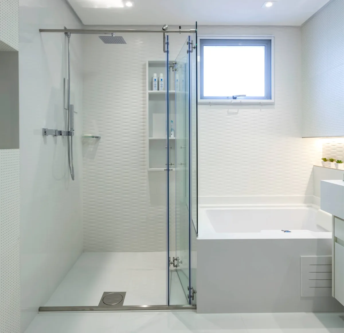 Mesmo no espaço reduzido, a arquiteta incluiu um espaço com ducha confortável e banheira.
