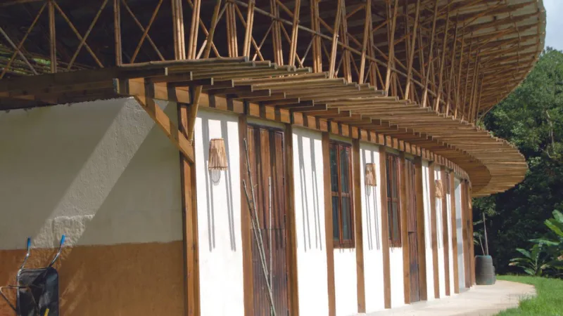 A estrutura da construção dentro do Ekôa Park, em Morretes, é composta por bambu em feixes e treliças,
materiais abundantes na região. Foto: Tomaz Lotufo