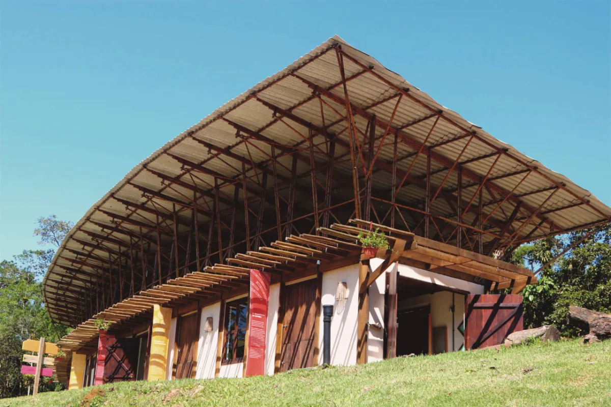 Construção dentro do Ekôa Park, em Morretes, no Paraná. A obra do Sem Muros Arquitetura
Integrada se baseia nos conhecimentos tradicionais e na permacultura. Foto:  Tomaz Lotufo