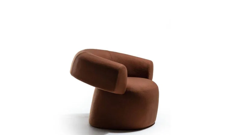 Poltrona Ruff, assinada
por Patricia Urquiola
para Moroso, traz apoios
de braços largos em
peça única. Foto: Alessandro Paderni