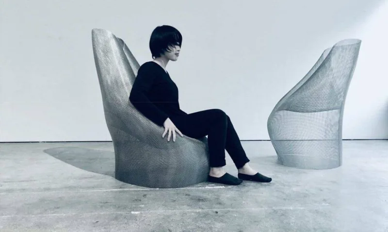 Combinando a forma cilíndrica à malha de aço, a designer japonesa
Rie Aruga concebeu um assento moldável. Foto: Divulgação