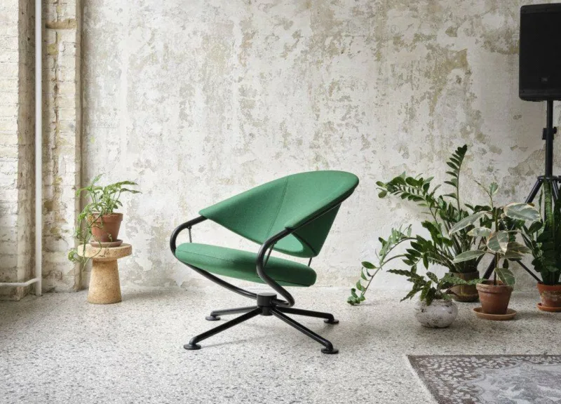 Cadeira Citizen, por Konstantin Grcic para Vitra, tem assento suspenso por
três cabos que permitem agradável movimento de balanço. Foto: Divulgação