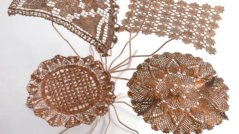 Coleção Rendas transforma eterniza peças artesanais em encostos de cadeiras e tampos para mesas. Foto: Divulgação