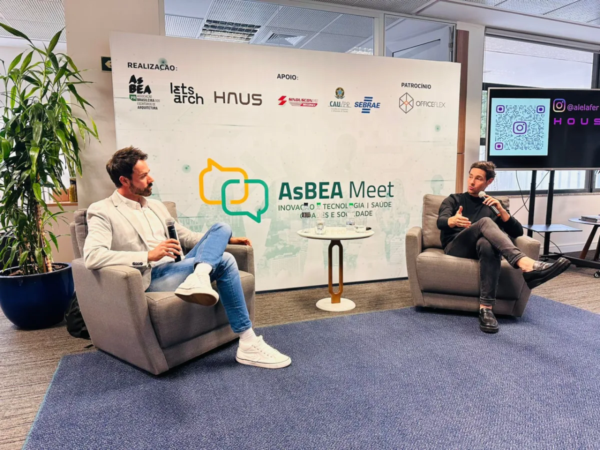O arquiteto Jorge Elmor (à esquerda) media o bate-papo com o engenheiro e fundador da Housi, Alexandre Frankel, que apresentou tendências para a moradia durante o primeiro AsBEA Meet