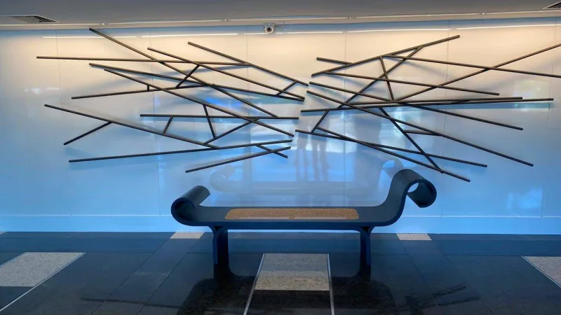 Hall de entrada do Hotel Senac Ilha do Boi, em Vitória, destaca as raízes brasileiras e do Espírito Santo por meio do banco Marquesa, de Oscar Niemeyer, e da obra do artista capixaba Sandro Novaes. O projeto é de Lia Strauss. Foto: Divulgação
