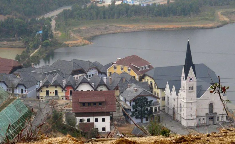 Guangdong é uma cidade chinesa construída à imagem e semelhança de Hallstatt, na Áustria.