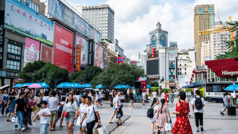 Via Chunxi com a torre do relógio ao fundo, em Chengdu.