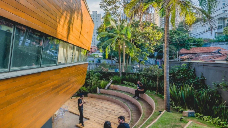 Projeto da Metroquadrado Arquitetura para uma agência une tecnologia de ponta na automação a espaços humanizados.