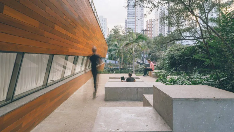 Projeto da Metroquadrado Arquitetura para uma agência une tecnologia de ponta na automação a espaços humanizados.