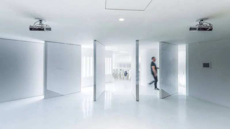 Projeto da Metroquadrado Arquitetura para uma agência une tecnologia de ponta na automação a espaços humanizados.