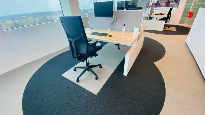Projeto Six Feet Office, na Holanda, de Cushman & Wakefield, propõe que trabalhadores fiquem sempre a dois metros de distância uns dos outros.