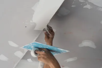 Saiba como retirar as manchas e fazer uma nova pintura no teto do banheiro