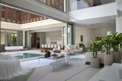 Ícones de design, integração e conforto marcam projeto de mansão litorânea