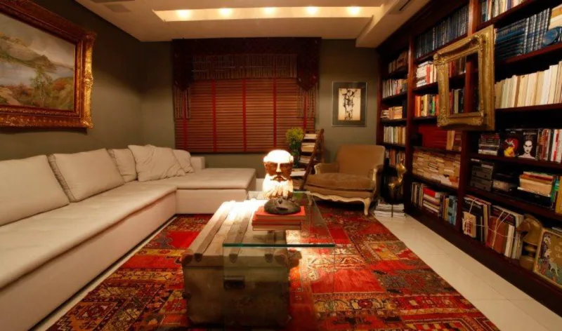 Ambiente assinado por Henrique Steyer combina elementos novos e antigos para uma decoração com personalidade e sem cara de showroom.