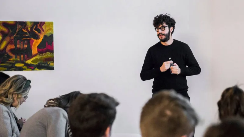 Arquiteto Gabriel Kogan em curso sobre arquitetura contemporânea na SIM Galeria, em Curitiba.