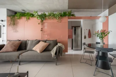 Paleta rosa e cinza leva elegância e leveza para apartamento industrial