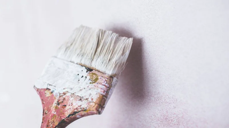 Com um pouco de tinta é possível disfarçar ranhuras e manchas que vão aparecendo ao longo do tempo.
