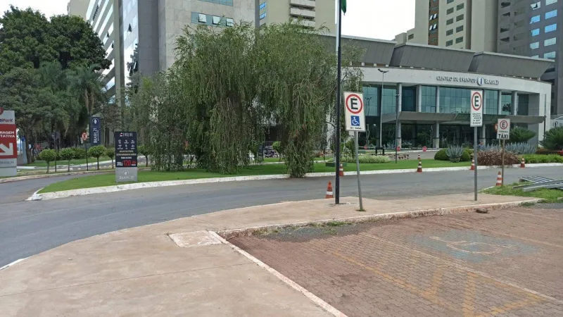 O empreendimento não conta com fachadas ativas, criando pouca relação com o contexto urbano onde está inserido. E os acessos criam interrupções que obrigam o pedestre a fazer desvios indesejáveis.