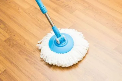 A melhor forma de desinfetar pisos, sem danificar a superfície