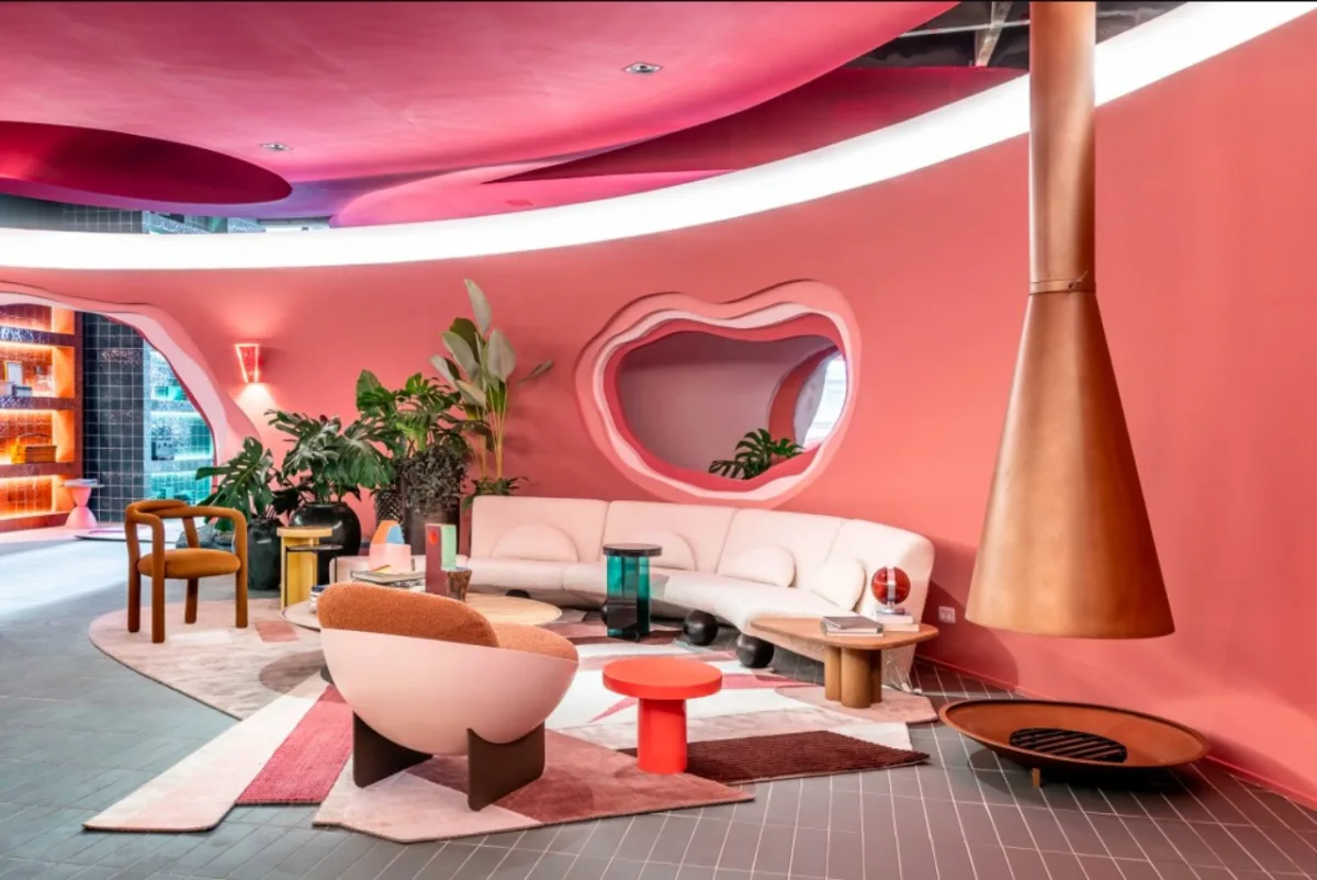 Casa Coral, na CASACOR SP, usa as cores da cartela inspirada na Barbie.