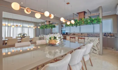 Projeto que integra sala de estar e cozinha destaca granito brasileiro