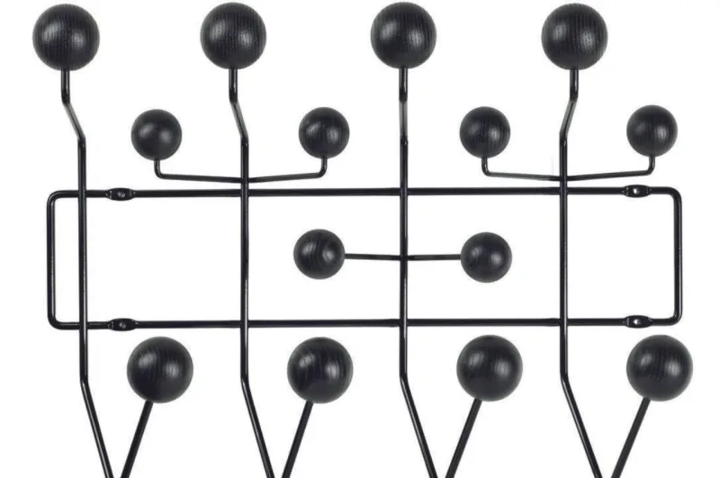 Cabideiro Eames preto, com design clássico. Por R$ 1.710, na HermanMiller.