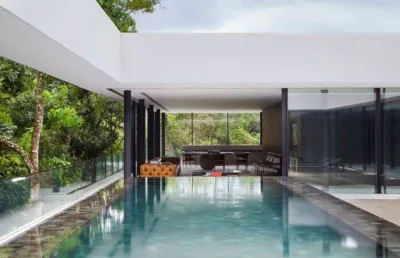 Projeto leva o morar para entre as copas das árvores com piscina suspensa