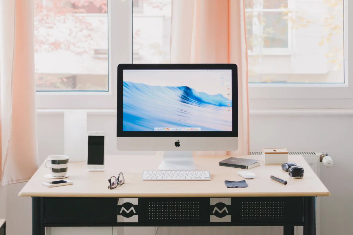 Um espaço de trabalho confortável é fundamental pra trabalhar com foco durante a crise, já que não se sabe quanto tempo o home office será necessário. Foto: reprodução