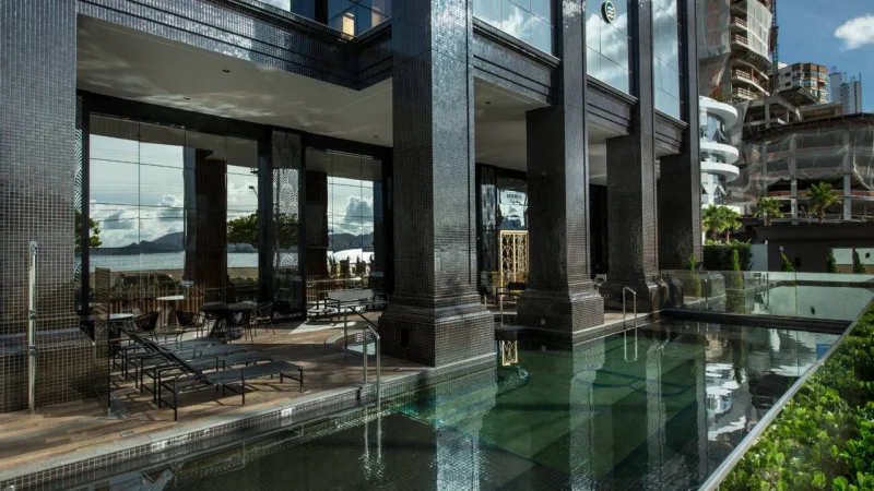 Também localizado em Balneário Camboriú, um dos projetos mais emblemáticos da Embraed é o Baturité Lounge House, um prédio contemporâneo, com referências urbanas e cosmopolitas.