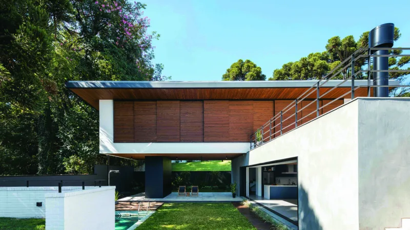 Paisagismo, mobiliário e integração devem ser pensados para tornar espaço da piscina mais atraente.