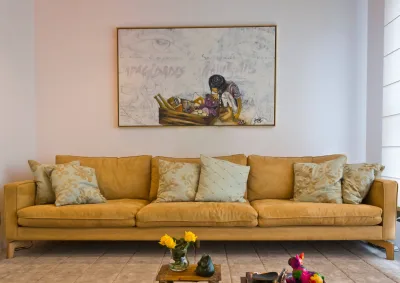 Apartamento de 64 m² une arquitetura brutalista a um visual despojado