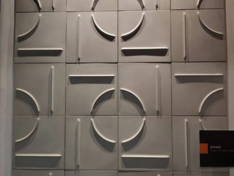Em homenagem a Athos Bulcão, Rodrigo Ohtake apresenta pela Solarium uma coleção de azulejos que permite layouts surpreendentes.