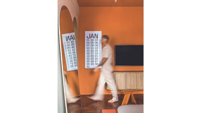 O arquiteto traz uma abordagem vanguardista ao conceito de lar, explorando uma variedade de texturas e formas no mesmo ambiente.
