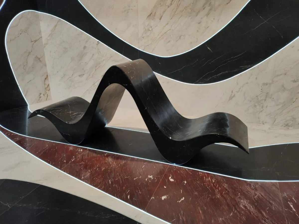 Chaise Separadeira, criada por Jaime Lerner e adaptada por Samira Barakat para ser produzida em mármore maciço | Foto: Luan Galani/HAUS