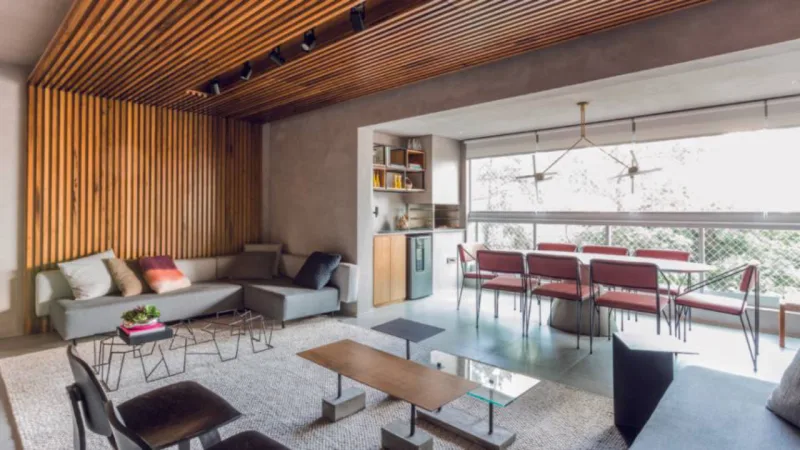 Integração entre sala e varanda trouxe espaço e aconchego ao ambiente social desse apartamento de 135 m² . Foto: Mariana Camargo