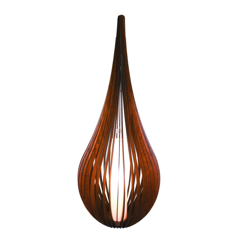 Em lâmina natural de
madeira, MDF e cúpula
de linho peso, a luminária de coluna Capadócia, assinada pela designer Sara
Bevilaqua, tem 120 cm
de altura. R$ 4.110,76,
na Luna Luce
Iluminação.