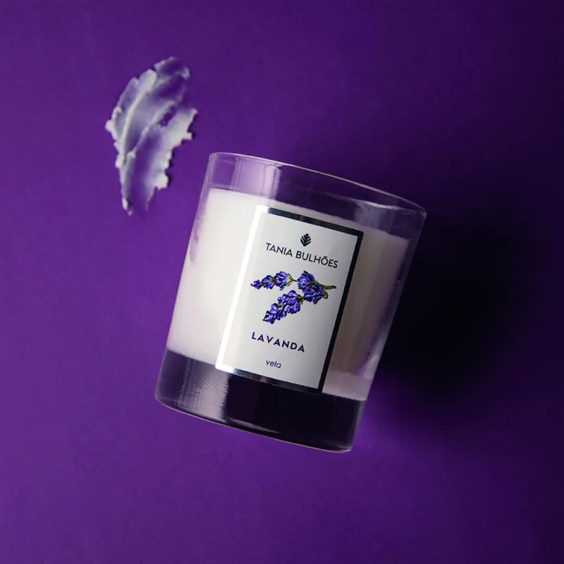 Vela aromatizada Lavanda, 190g. R$ 165, na Tania Bulhões.