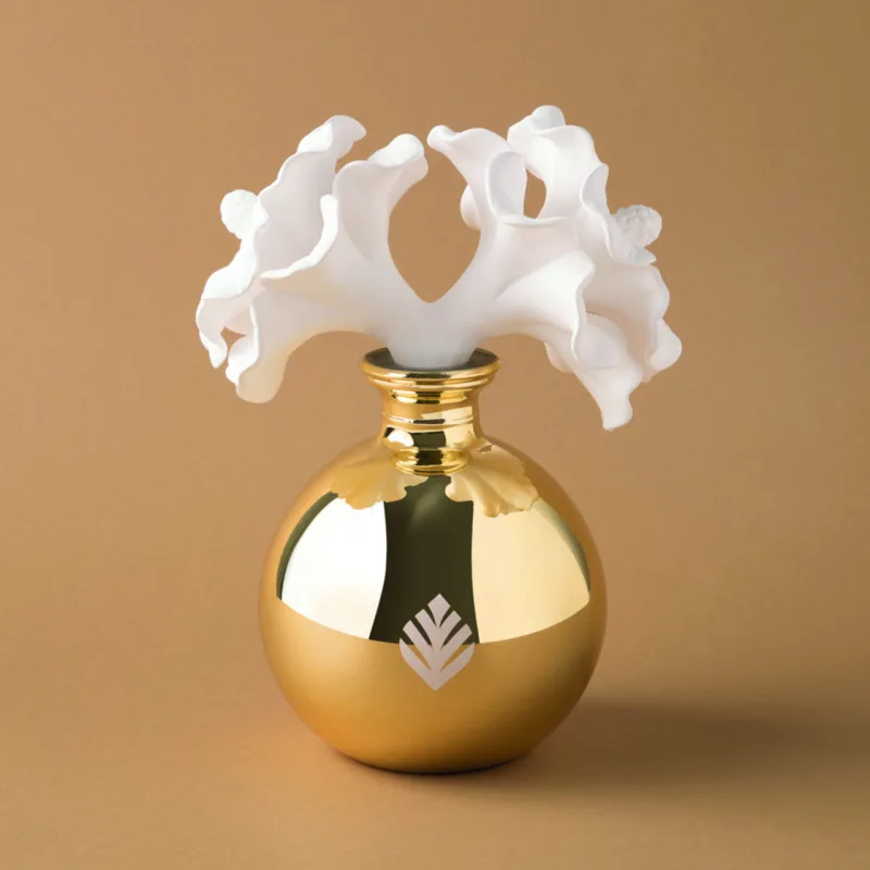 Difusor de aromas
com frasco em vidro nas cores prata ou dourada e flores em porcelana.
Acompanha funil. R$ 490, na Tania Bulhões.