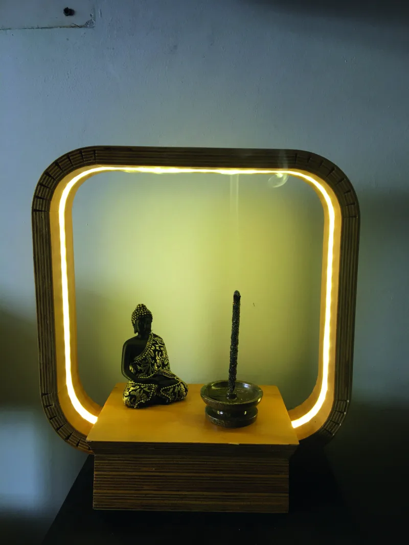 Luminária em compensado naval (pinho tropical) com fita de luz quente e acabamento em verniz. R$ 220,00, na Duda Marcenaria