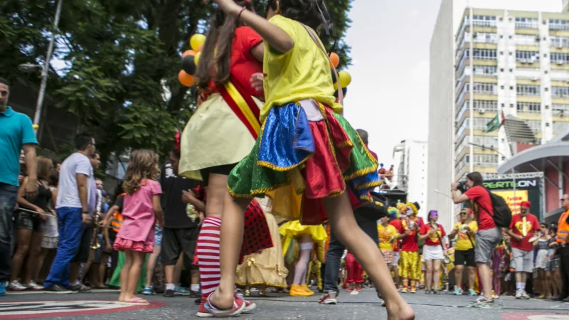 Foliões curtindo um dos carnavais de rua de Curitiba.