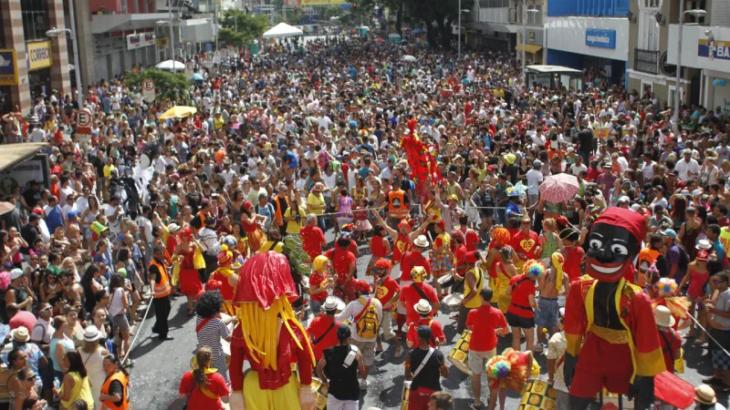 Desfile do bloco Garibaldis e Sacis na Rua Marechal Deodoro no Centro da cidade de Curitiba