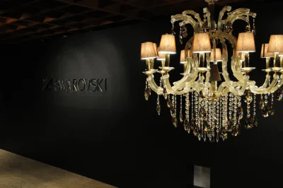 Luminária de cristais Swarovski tem valor inicial de R$ 15 mil em leilão de luxo. Foto: divulgação.